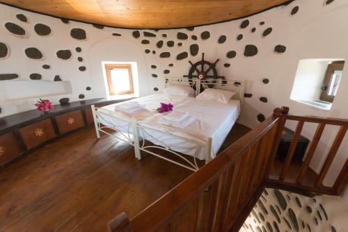 Alonnisos Old Town House | Stylish Casa Milos Windmill: A Family-Friendly Retreat