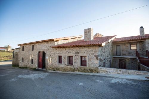Miranda do Douro House | Welcoming Casa Mirandês Rural: Pet-Friendly Retreat with Pool
