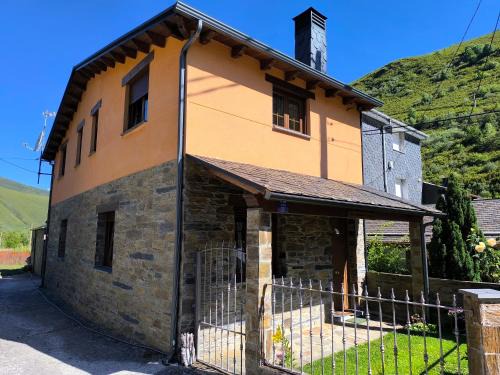 Peranzanes House | Family-Friendly Retreat at Casa Miravalles Fornela – 9.6/10