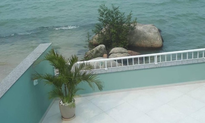 Palhoca House | Modern Oasis: Oceanfront Casa Moderna with Private Pool