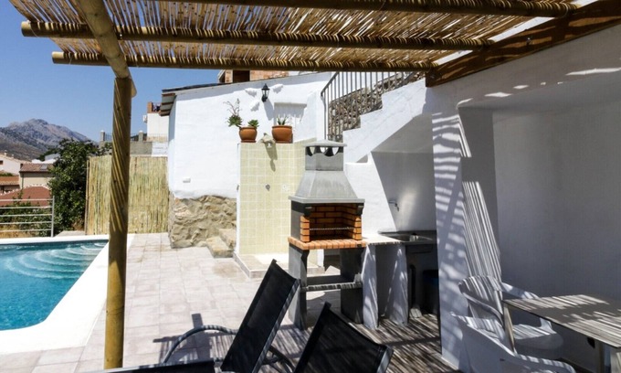 Jimera de Libar Cottage | CASA-MOLINO: Family-Friendly Retreat with Pool and Views