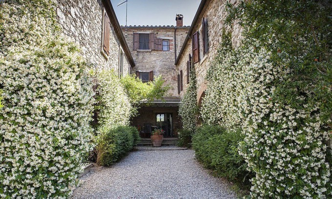Asciano House | Casa Monia A: Elegant Mill-Style Apartment with Pool & Wi-Fi