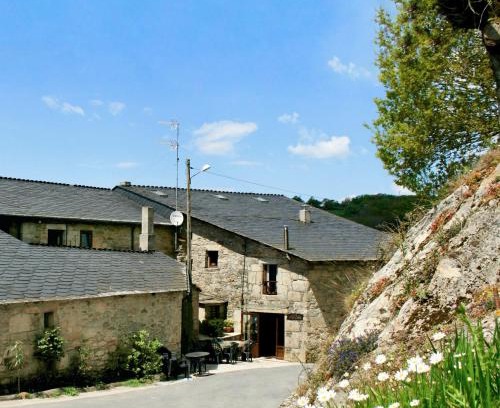 Sarria House | Discover Casa Morgade: Family-Friendly Stay with Dining