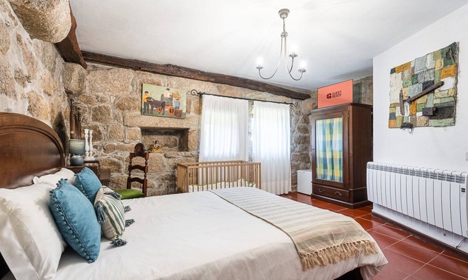 Cinfaes Apartment | Inviting Stay at Casa Museu da Geada: Room 4 with Pool