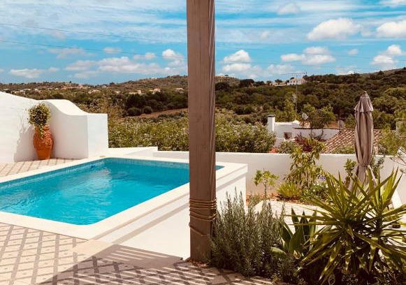 Sao Bras de Alportel House | Oceanfront Retreat: Casa na Colina Cottages & Long House