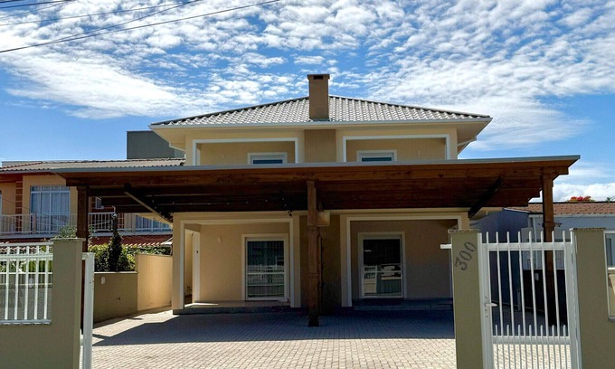 Palhoca House | Relaxing Beachfront Getaway with WiFi & BBQ in Palhoça