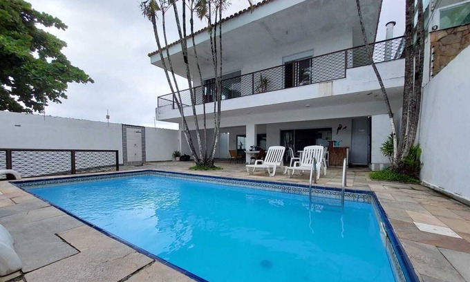 Jardim Belmar House | Casa na Quadra da Praia da Enseada: Ideal for Families & Pets