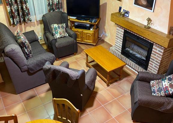 Candeleda House | Discover Casa Neferet: Family-Friendly Retreat with High Ratings