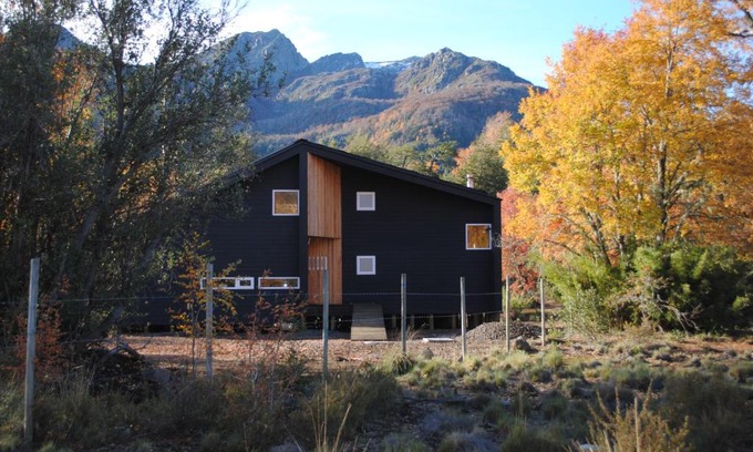 Pinto House | Inviting Casa Negra: Family-Friendly Retreat with Hot Tub