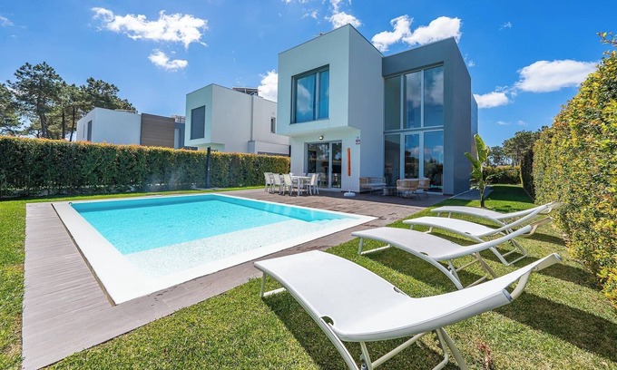 Charneca de Caparica e Sobreda Villa | Casa Nina: Villa with Pool Steps from the Beach, 9.8 Rated