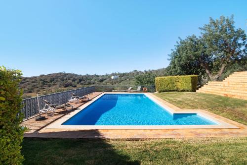 Sao Clemente House | Relaxing Casa no Campo: Scenic Sea View with Pool