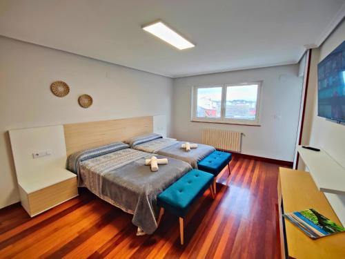 Sarria House | Guest Rated 10/10: Casa-Nova Centro with Child-Friendly Amenities