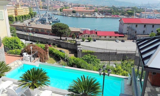 La Spezia House | Sunlit Modern Studio with Free Wi-Fi and Pool Access