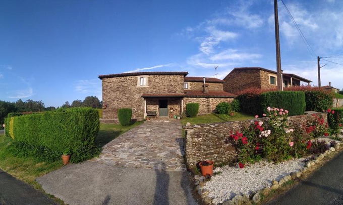Touro House | Discover Casa O Castelo en Touro: 9.5/10 & Family-Pet Friendly