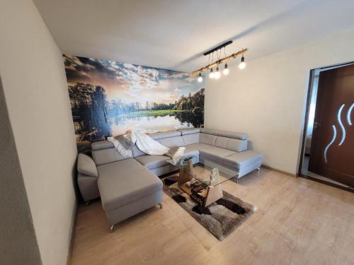 Oradea Villa | Casa Odessei: Family-Friendly Retreat with Hot Tub & Kitchen