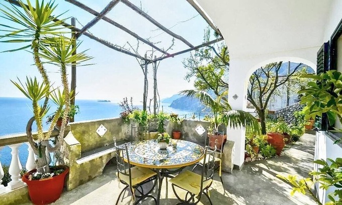 Arienzo House | Sunlit Casa Odetta: Pet-Friendly Retreat with Free Wi-Fi