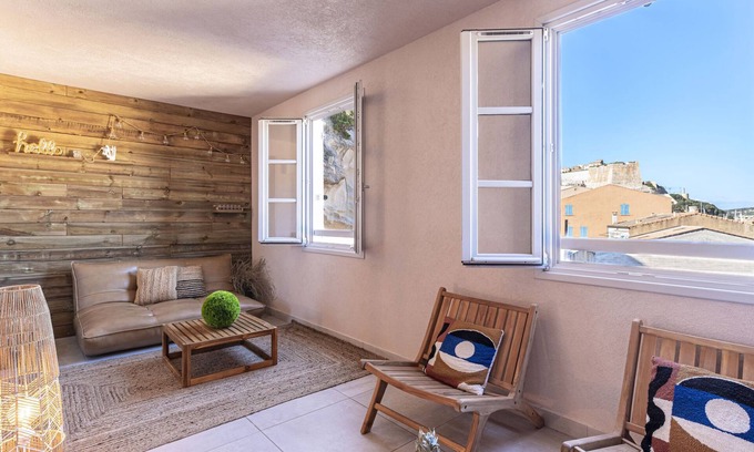 Bonifacio Apartment | Cozy Casa Odeva: Oceanfront Bliss with Spa Amenities