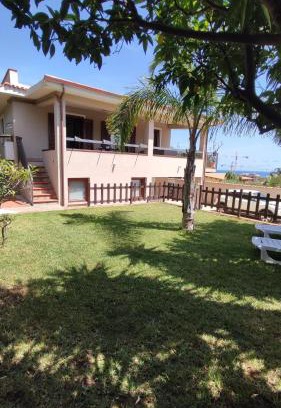 Carini House | Family-Friendly Getaway at Casa Vacanze Ohana