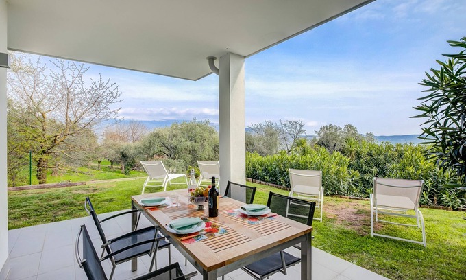 Gaino Apartment | Casa Oleandri: Poolside Retreat with Lake Views in Italy