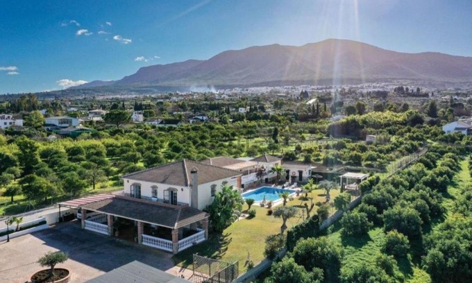 Alhaurin el Grande Bed & Breakfast | Discover Casa Oliva: 4-Star Hotel with Pool & Breakfast