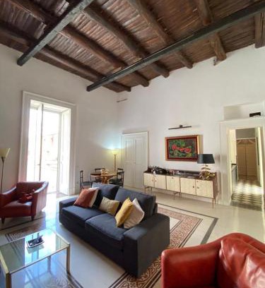 Quartieri Spagnoli Apartment | Casa Orlanda: 4-Star Stay with Pet & Child-Friendly Vibes