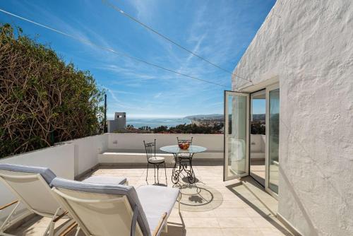 Bahia de Casares House | Casa Orquídea: Family-Friendly Retreat with Pool & Kitchen