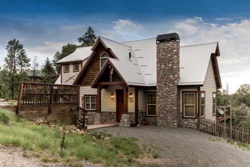 Ruidoso House | Family-Friendly Casa Oso Grande with Hot Tub & Foosball