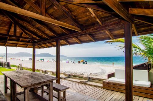 Ingleses Sul House | Oceanfront Family Retreat at Casa Pé na Areia, 4-Star