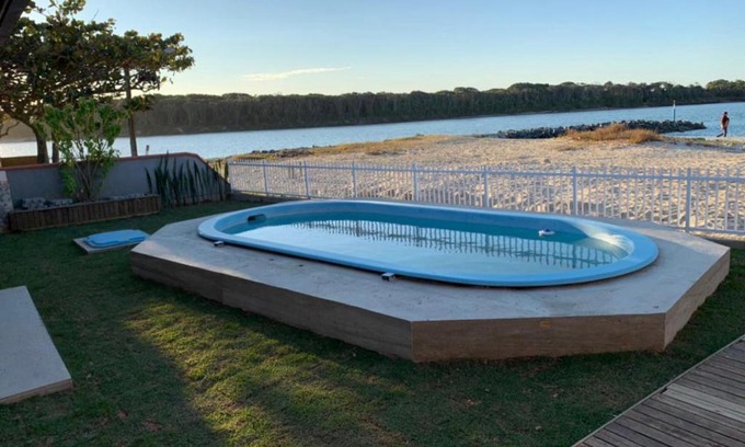 Balneario Barra do Sul House | Beachfront Retreat: Casa pé na areia em barra do sul