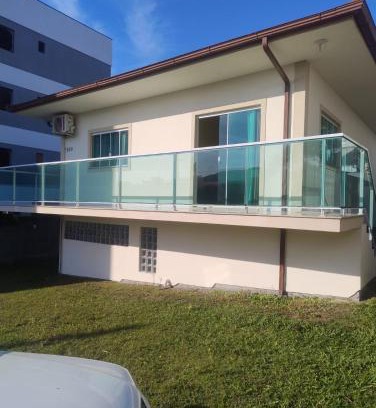 Santinho House | Casa: Ideal Retreat for 10 Near the Beach, Pet-Friendly