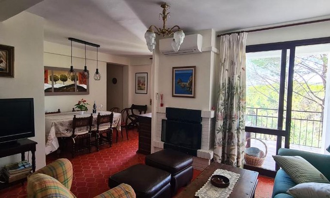 San Martin de Valdeiglesias Apartment | Inviting Casa Pini: Family-Friendly Retreat with High Ratings