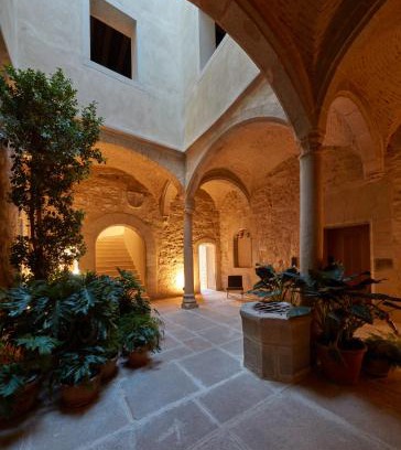 Caceres Old Town Hotel | Elegant Casa Palacio PAREDES SAAVEDRA: 5-Star Family Retreat