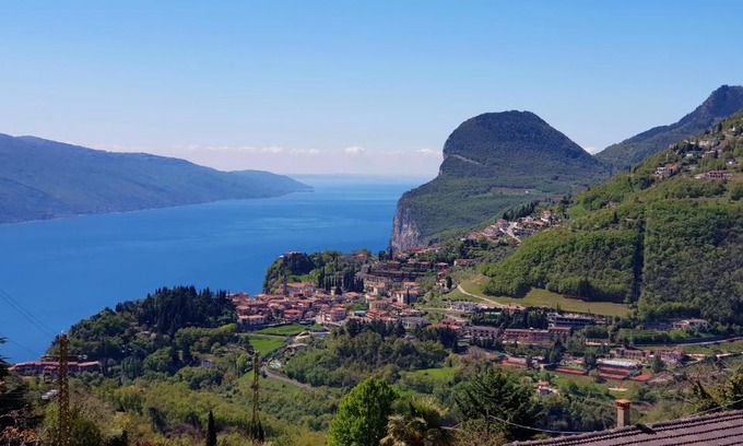 Voltino Apartment | Idyllic Casa Palanca: Balcony Lake View & Guest Rated 9.5