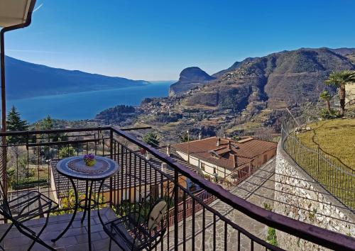 Voltino Apartment | Child-Friendly Casa Palanca: Guest Rated 9.8 Lake Views
