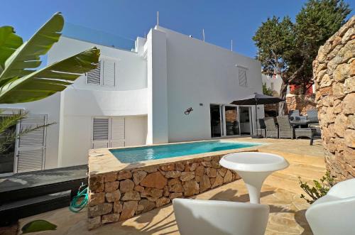 Sant Josep de sa Talaia Villa | Discover Casa Palm Tree: Oceanfront Oasis for Families