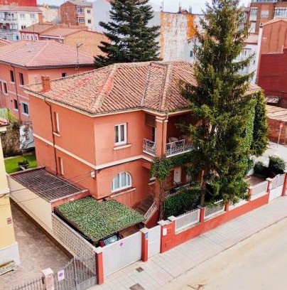 Leon House | Relaxing Casa Palomera: Private Garden, Gym & Garage