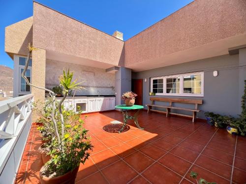 Playa de Arinaga Apartment | Family-Friendly Retreat at Casa Pancha for Memorable Stays