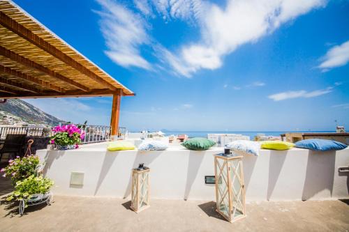 Canneto Bed & Breakfast | Inviting Casa Papiro: Oceanfront Stay with Spa & Dining