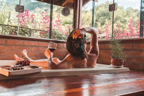 Sao Bento do Sapucai House | Relax at Casa Pedacinho de Céu with Hot Tub & Fireplace