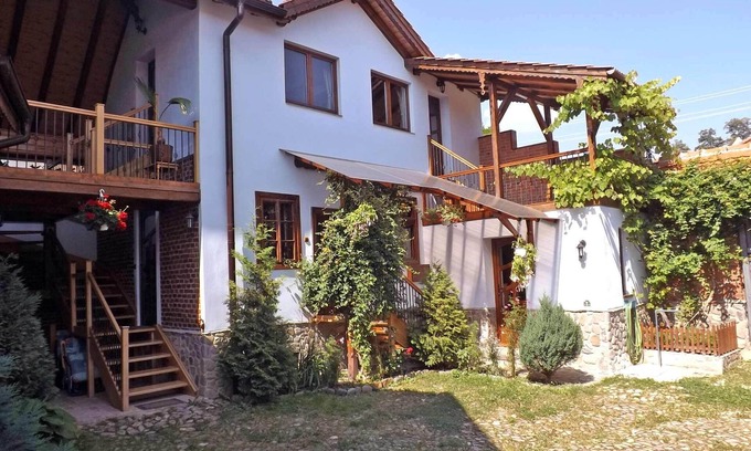 Saliste House | Cozy CASA PELU Farmhouse Near Sibiu with Pool & Pets