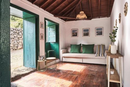 San Andres y Sauces House | Enchanting Casa Pepi: 4-Star Haven for Families & Pets