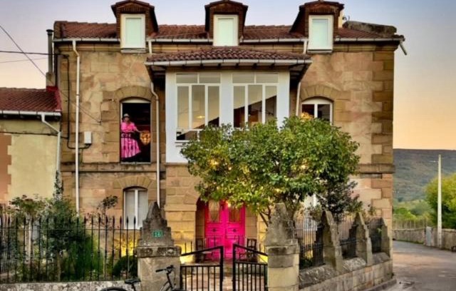 Polientes House | Casa Pepin: 4-Star Family-Friendly Escape with Pet Perks