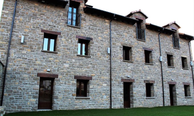 Yebra de Basa House | Casa Perez: Pet-Friendly Retreat with Top Guest Ratings