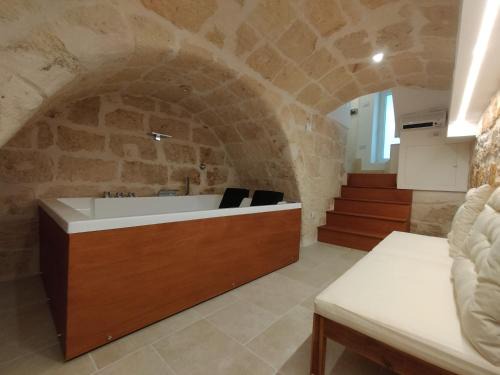 Centro Storico House | Ideal Casa Perricci: 4-Star Retreat with Hot Tub & Pets