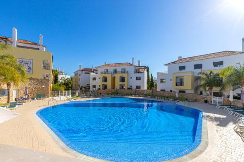 Canada House | Elegant 3-Bed House at O Pomar Resort with Pool Access