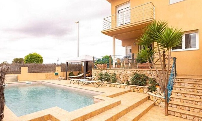 Camarles House | Relaxing Retreat: Casa Piscina Privada with Hot Tub
