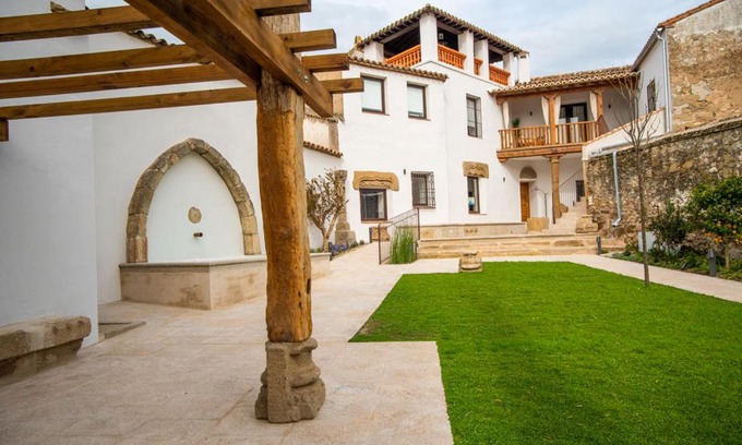 Oropesa House | Inviting Casa Platón Páramo: Rated 9.5, Family Friendly Stay