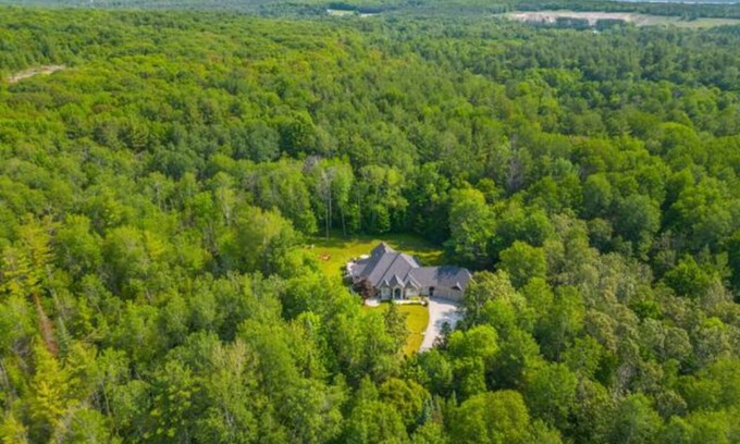 Severn Cottage | Relaxing Casa with Pool, Fire Pit & BBQ for Family Fun