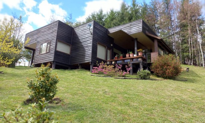 Minetue House | Discover Casa Pucon: Family-Friendly Stay with Pool Access