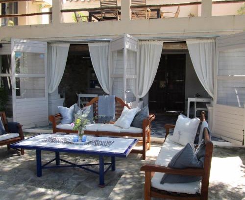 Villanueva de Algaidas Bed & Breakfast | Beautiful Casa Pura Vida: Oceanfront Retreat with Pool